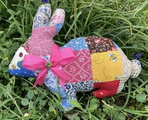 Patchwork gesteppter Hase von Hand aus Baumwolle Calico Quilt Material erstellt - Bild 1 von 1