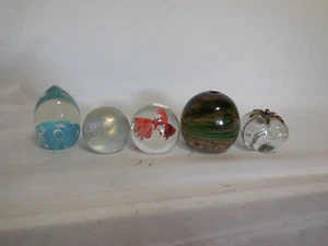 Briefbeschwerer aus mundgeblasenem Glas 5 Stück Studio Kunst Vintage Sammlung - Bild 1 von 9
