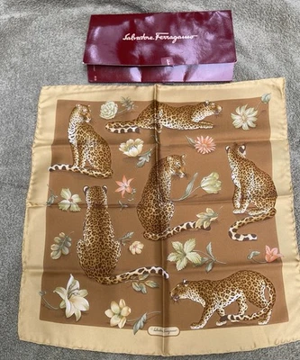 Salvatore Ferragamo Leopardo 100% Seda Bufanda Pañuelo Bolsillo Cuadrado Caja 16” Foto 1 de 4