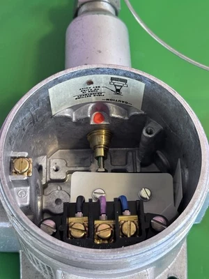 UE UNITED ELECTRIC 9340 8BS TEMPERATURE SWITCH 50-650F 480V-AC - Image 1 of 4