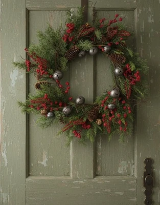 Primitiva Navidad 22" Mezcla Pino y Pimienta con Guirnalda Campanas Foto 1 de 4