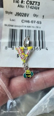 Dije alfabeto abeja amarilla recortado flores rosas mayúsculas letra "V" Brighton. Foto 1 de 3