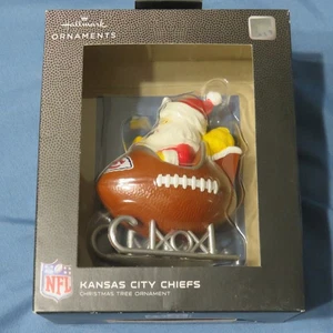 NFL Kansas City Chiefs Santa Football Schlitten Hallmark Keepsake 2022 Ornament NEU - Bild 1 von 5