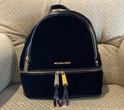 Mochila Michael Kors Rhea terciopelo negro con herrajes dorados Foto 1 de 4