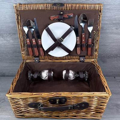 Cesta de picnic Pottery Barn 2016 para 2 platos copas mango de madera cubiertos Foto 1 de 4