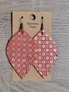 Handgefertigte ECHTLEDER Feder Ohrringe rotes Wildleder mit Metallic Gold filigran 2" - Bild 1 von 1