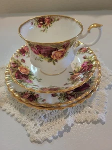Taza y platillo Royal Albert England Old Country Roses, + 2 platos de postre. - Imagen 1 de 13