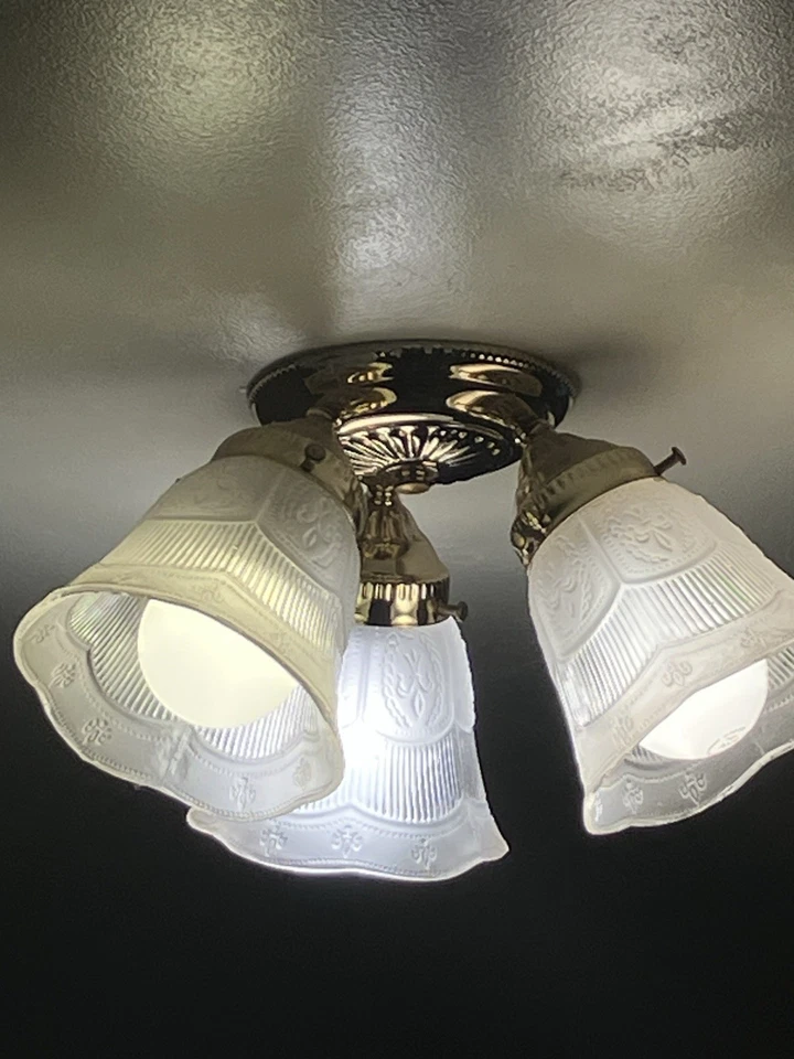 Lámpara de techo vintage Art Deco de latón y vidrio esmerilado - 3 luces Foto 1 de 1