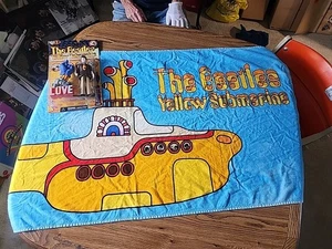 Figura Paul 'Yellow Submarine' de The Beatles 1999 + toalla de playa 2014 en excelente estado - Imagen 1 de 9