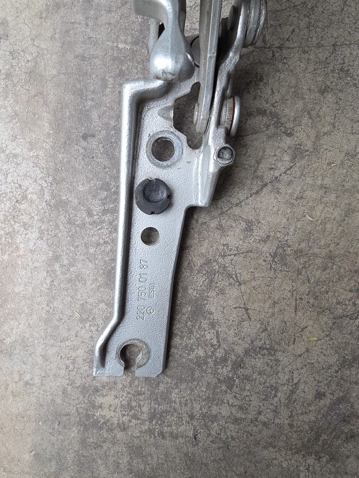 2 bisagras de maletero Mercedes-Benz Clase S. S430-S500 Foto 1 de 4