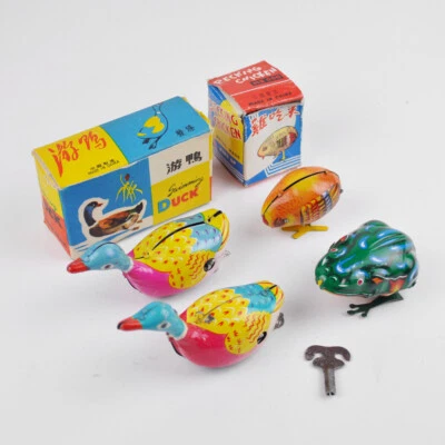 4 X Vintage Jouets en Tôle - Canard - Grenouille - Poussins - Poule Fabriqué - Photo 1/3