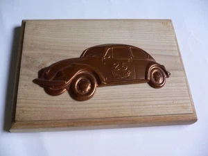 Volkswagen Käfer Silhouette aus getriebenem Blech auf Holzplatte - Handarbeit  - Bild 1 von 2
