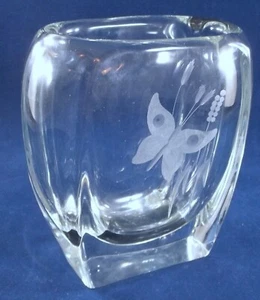 Jarrón Johansfors Glassworks Suecia almohada de cristal grabado mariposa y flor - Imagen 1 de 6