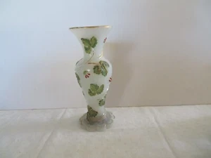 alte polychrome Opal Vase Reliefdekor Baccarat oder andere? 17 cm - Bild 1 von 8