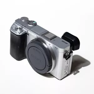 Ausgezeichnete Sony Alpha a6400 digitale 24,2-MP-Spiegelreflexkamera Body silberfarben Japan Express - Bild 1 von 9