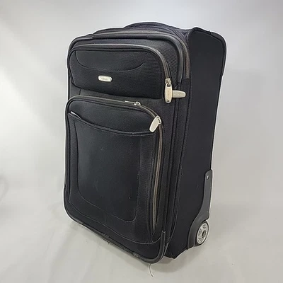 Equipaje de mano con ruedas negro expandible lados suaves Embark 21"x15"x9" Foto 1 de 4