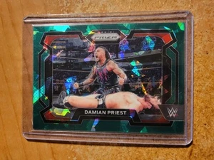 2024 Damian Priest Panini Prizm WWE Green Cracked Ice Parallel #15 - Foto 1 di 1