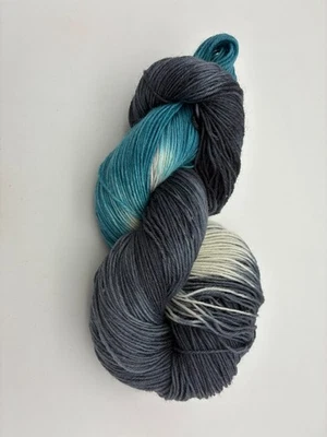 (76,60 €/kg) handgefärbte 4-fach Sockenwolle 100gr. grau mix mit blau - Bild 1 von 4