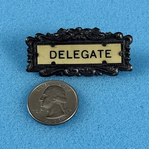 Vintage 1910er Ära Delegierter Namensschild Abzeichen Repousse Metall Pin Pinback #59594 - Bild 1 von 3