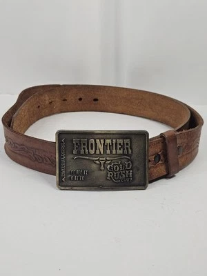 Hebilla de cinturón vintage de club FRONTIER Gold Rush años 80 con cinturón de cuero marrón en relieve Foto 1 de 4