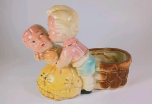 Jarrón vintage de cerámica con figura de bisque americano maceta besando pareja. - Imagen 1 de 7
