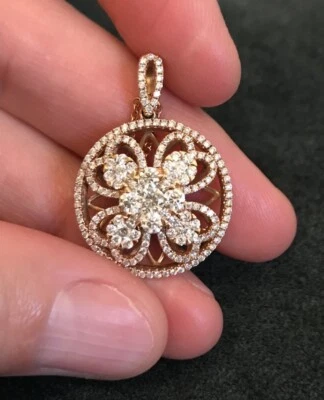 Impresionante colgante de oro rosa de 18 k con racimo de flores de diamantes de 1,56 Tcw Foto 1 de 4