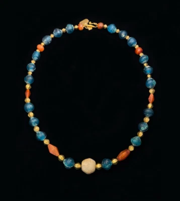 Cuentas antiguas de vidrio, cornalina, cristal y oro - Uniendo la antigua Asia en color Foto 1 de 3