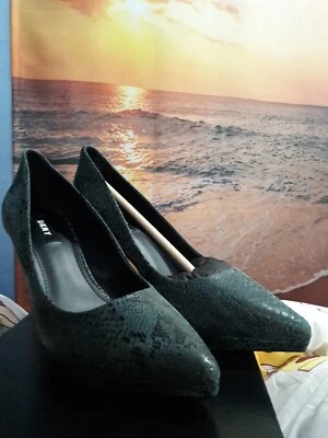 DKNY Lexi High Pump 100, Dos Tonos Serpiente Verde Militar. Talla 9. Nuevo con caja. Foto 1 de 4