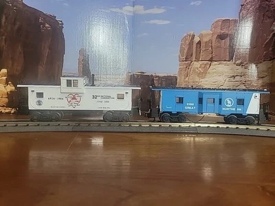 Lionel O Gauge Great Northern Bay Window And 32nd National Convention Caboose... - Image 1 of 4