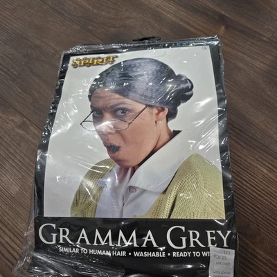 Peluca Spirit Halloween "Gramma Grey" Pelo Gris Moño Disfraz Foto 1 de 3