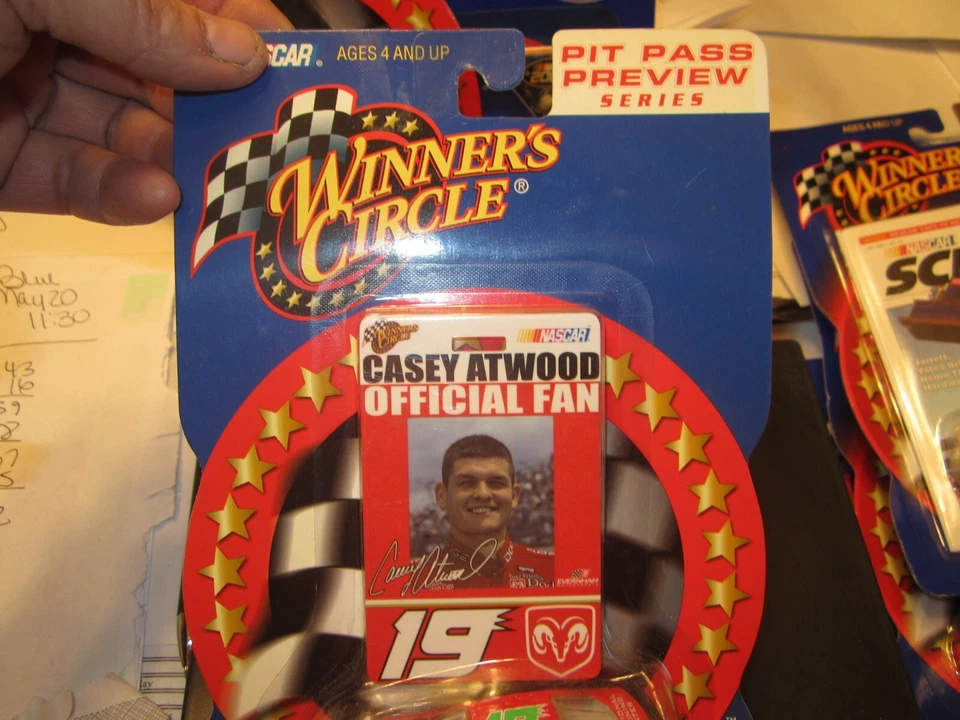 Winners Circle 2002 #19 Casey Atwood 1:64 Pit Pass serie de vista previa fundido a presión Foto 1 de 1