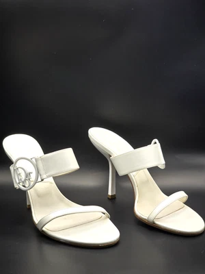 Винтажные белые босоножки Dior с круглым логотипом на каблуках для котят 2,75 дюйма. высота  - Изображение 1 из 4