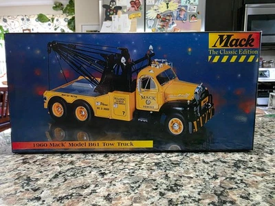 1st First Gear 1/25 1960 Mack Bulldog Towing B61 3 Axle Tow Truck Diecast Model - Image 1 of 4
