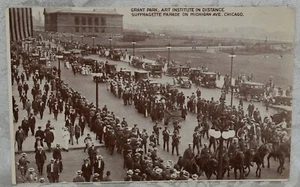 117q. LITHO POSTCARD 1913 GRANT PARK, MICHIGAN AVE, CHICAGO SUFFRAGETTE PARADE - Picture 1 of 2