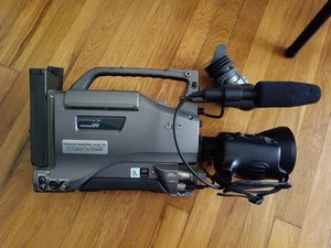 JVC GY-DV5000U Professional DV Camcorder - Picture 1 of 10