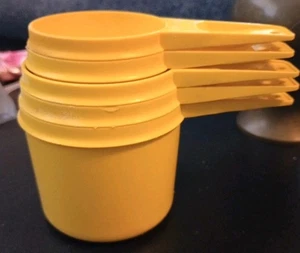 Vintage Set of 5 Tupperware Stacking Measuring Cups Gold Yellow - Picture 1 of 6