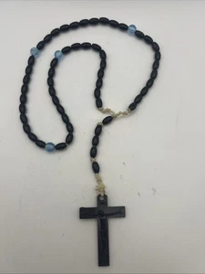 "Rosario de 13"" cuentas de plástico negro y azul claro atadas a mano con crucifijo de plástico de 2""" - Imagen 1 de 6