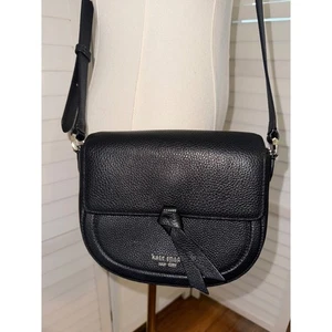 Borsa a tracolla Kate Spade New York in pelle nera grana ciottoli sella con patta - Foto 1 di 11