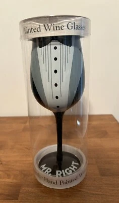 Raise A Glass Mr. Esmoquin derecho boda copa de vino pintada a mano 15 oz Foto 1 de 4