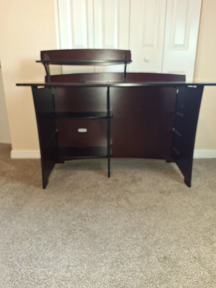 Прямой офисный стол Legare с полкой для аксессуаров для стола темное дерево - Изображение 1 из 4