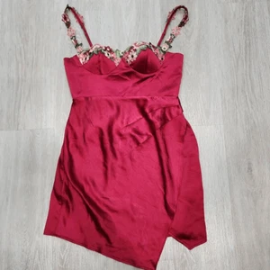 Neu mit Etikett Here Comes the Sun Damenkleid Rosengarten Blumenapplikation Merlot Medium - Bild 1 von 7