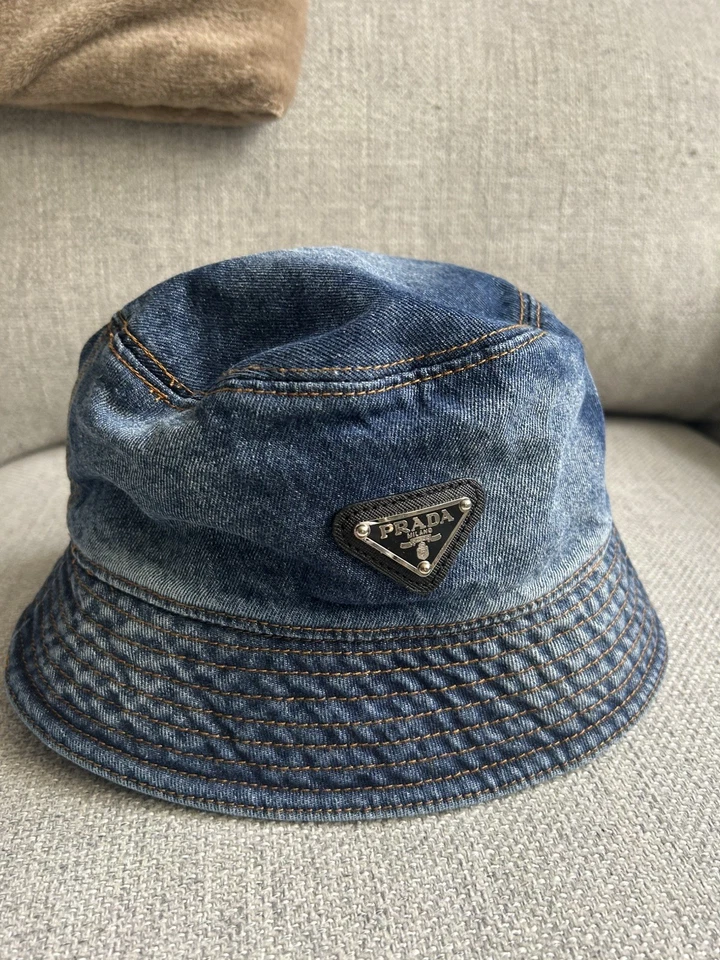 Sombrero cubo de mezclilla Prada usado Foto 1 de 3