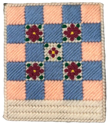 Cubierta de caja de pañuelos de punta de aguja hecha a mano rosa y azul a cuadros floral vintage Foto 1 de 4