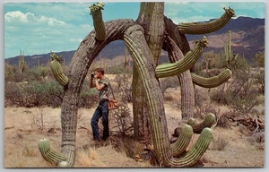 macchina fotografica c1970 Saguaro Cactus deserto sud-ovest giovane uomo fotografo non spedita - Foto 1 di 2
