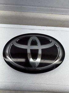 2020 2021 2022 2023 TOYOTA RAV4 HIGHLANDER FRONT GRILLE EMBLEM 53141-42030 OEM - Picture 1 of 3
