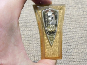 Emblema de tablero dorado Plymouth 1942 - Imagen 1 de 3