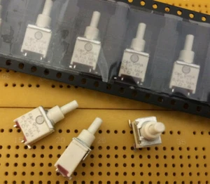 Interruptor de botón momentáneo 0,4 VA SPST dorado ángulo recto SMD C&K EP11 varias cantidades - Imagen 1 de 7