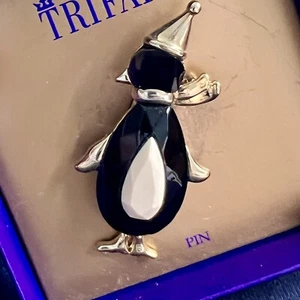 Trifari Pin NEW Black Gold Tone White Penguin Hat Scarf 2.5” - Imagen 1 de 7