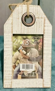 RUSTIKALER WEISSER HOLZ-BILDERRAHMEN "ETIKETT" IM DISTRESSED-BEREICH! "GRÜNE BAUMGALERIE" - Bild 1 von 5