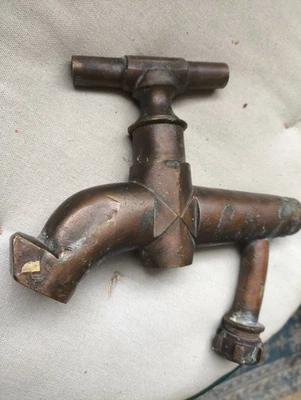 très ancien robinet de fontaine en bronze - Photo 1/3